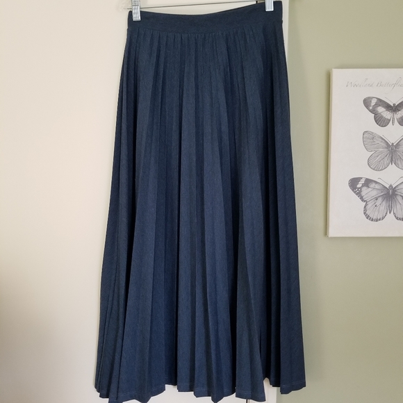 Marks & Spencer Dresses & Skirts - Marks & Spencer (UK brand) long midi permanent pleat skirt, size US 6.
